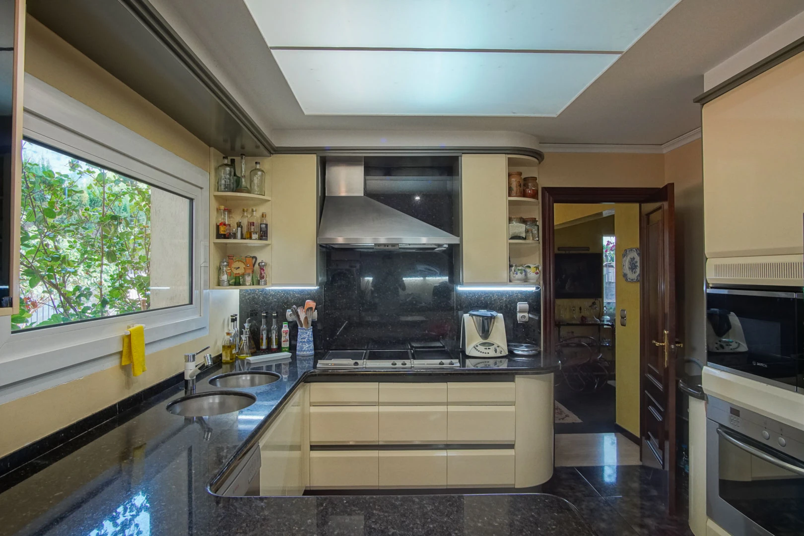 Villa con piscina a la venta en Denia, con vistas parciales a la montaña y castillo.