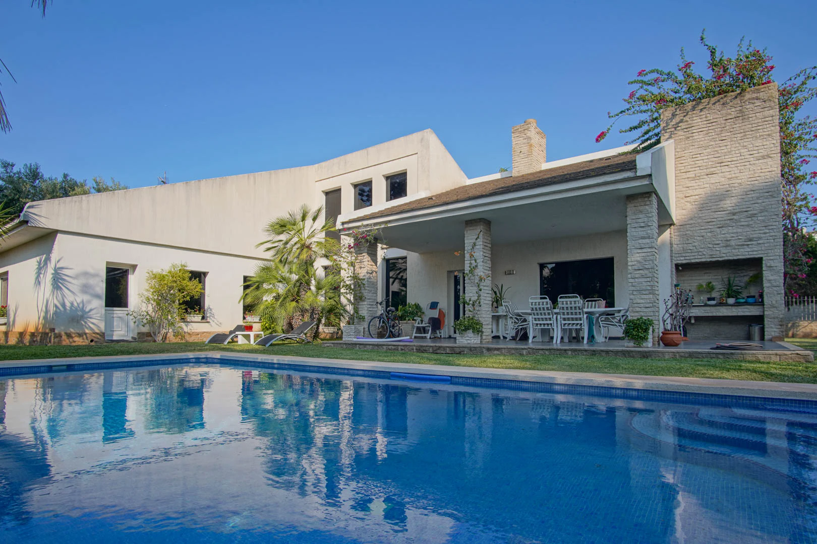 AR55239 - Villa con piscina a la venta en Denia, con vistas parciales a la montaña y castillo.