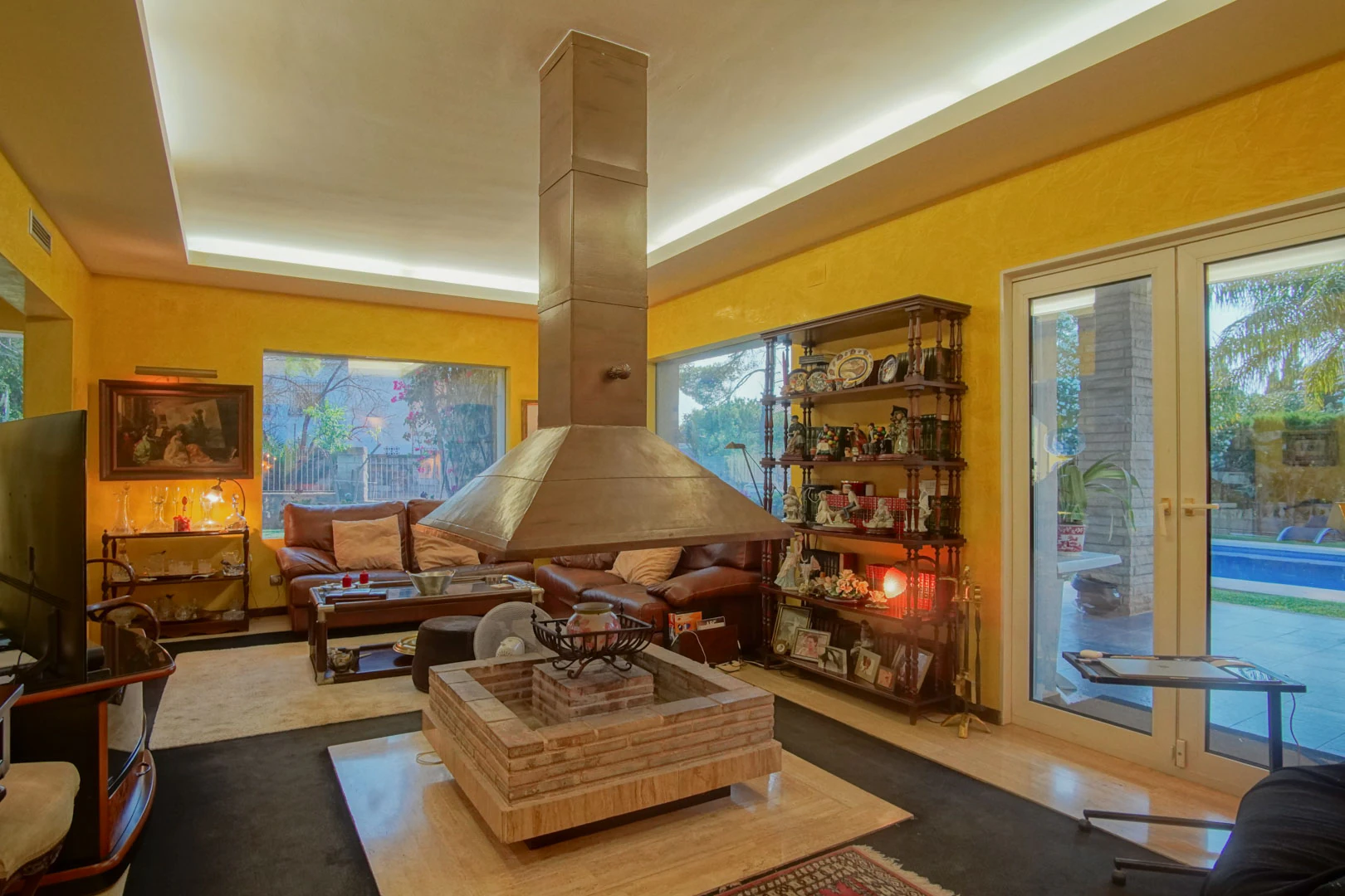 Villa con piscina a la venta en Denia, con vistas parciales a la montaña y castillo.