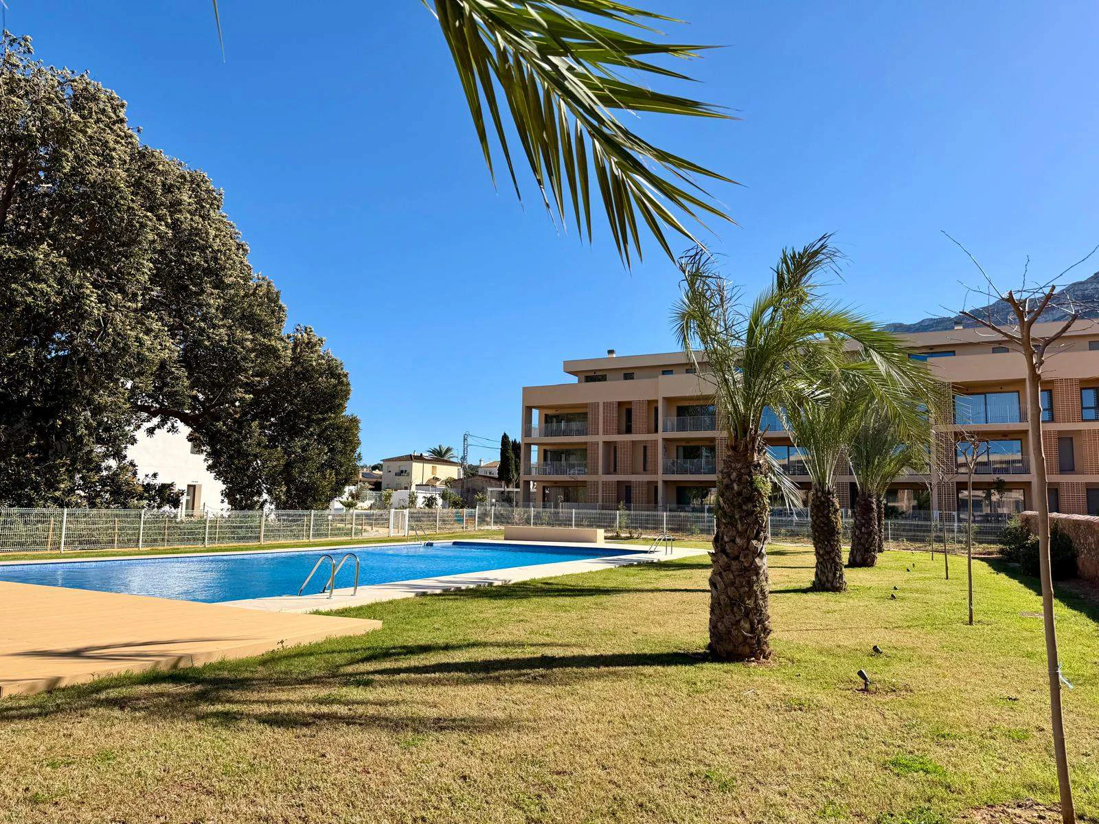 Exclusiva planta baja con 3 dormitorios en venta en Denia a pasos del centro y de comercios