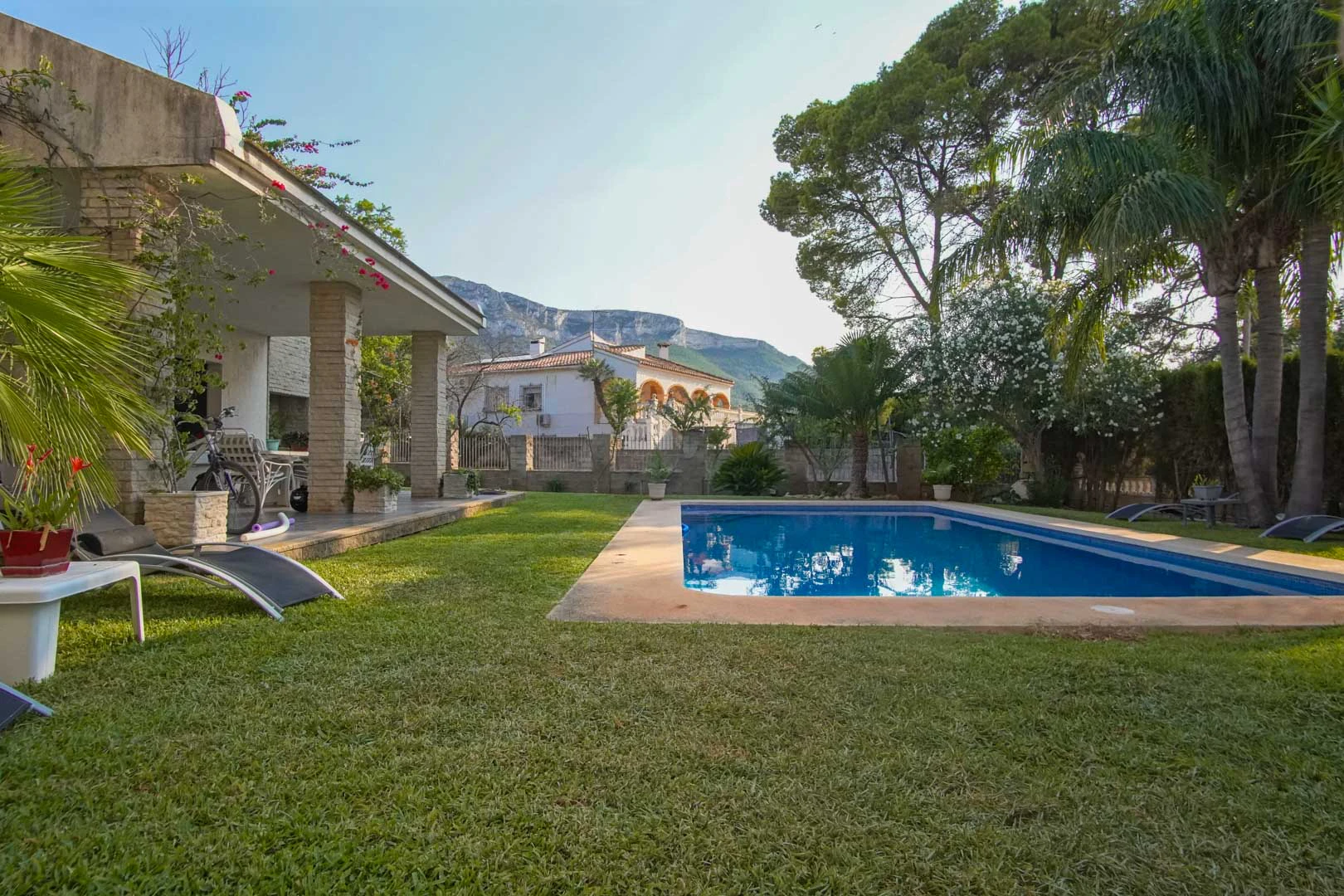 Villa con piscina a la venta en Denia, con vistas parciales a la montaña y castillo.