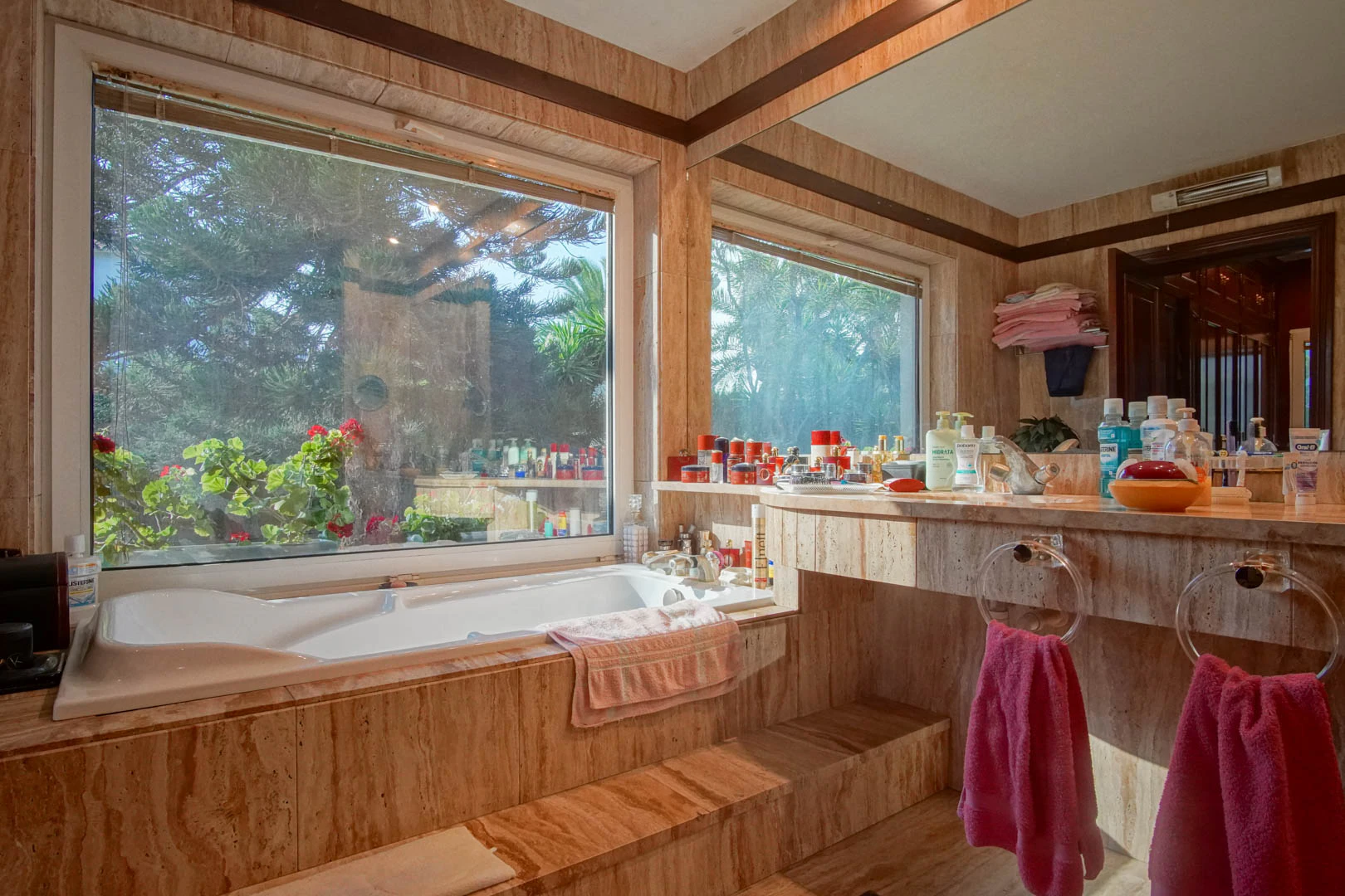 Villa con piscina a la venta en Denia, con vistas parciales a la montaña y castillo.
