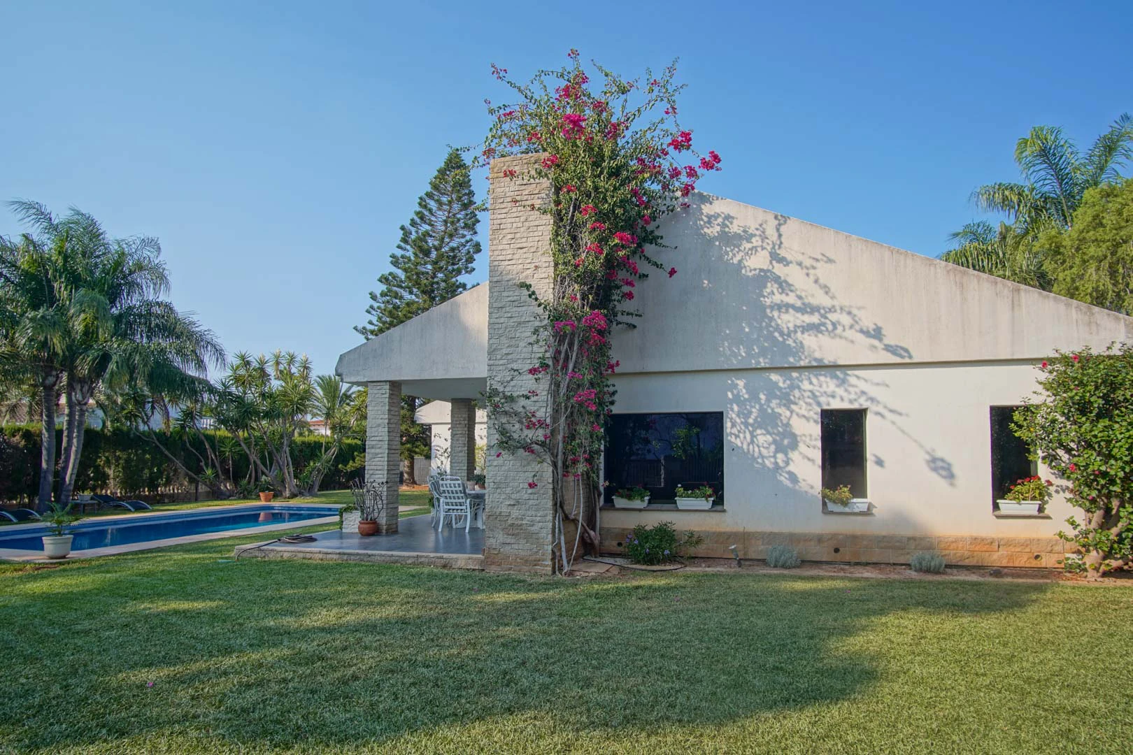 Villa con piscina a la venta en Denia, con vistas parciales a la montaña y castillo.