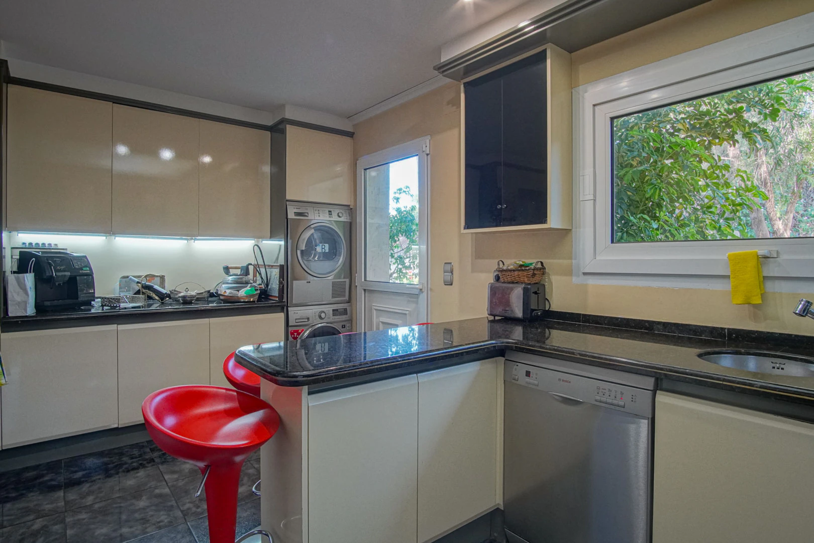 Villa con piscina a la venta en Denia, con vistas parciales a la montaña y castillo.