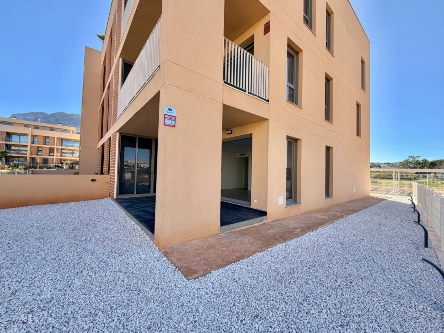 Exclusiva planta baja con 3 dormitorios en venta en Denia a pasos del centro y de comercios