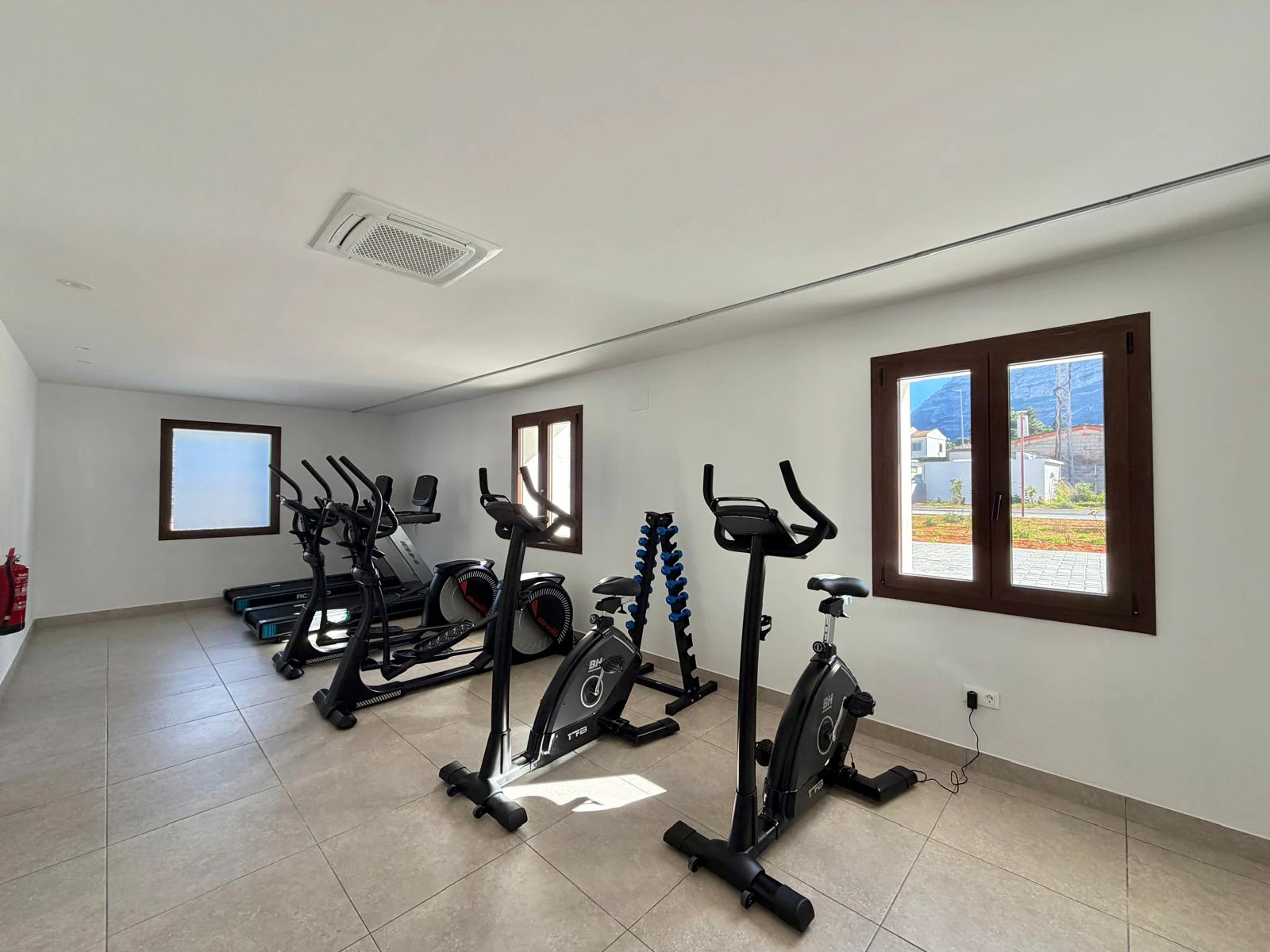Exclusiva planta baja con 3 dormitorios en venta en Denia a pasos del centro y de comercios
