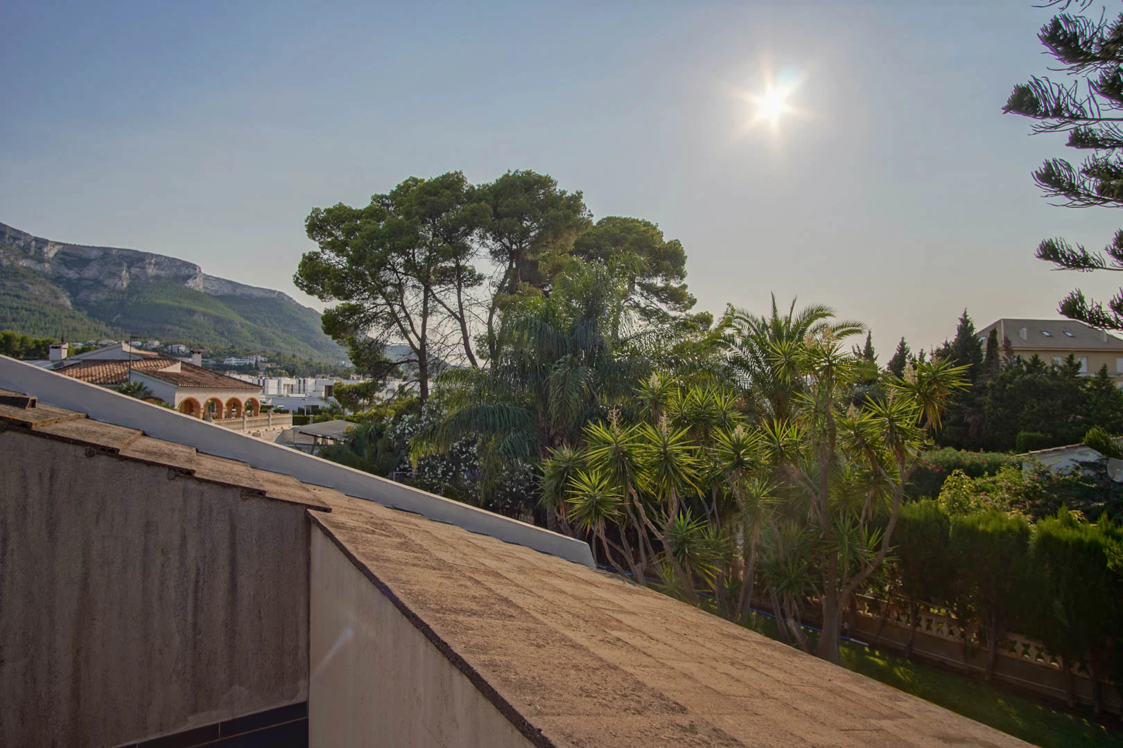 Villa con piscina a la venta en Denia, con vistas parciales a la montaña y castillo.
