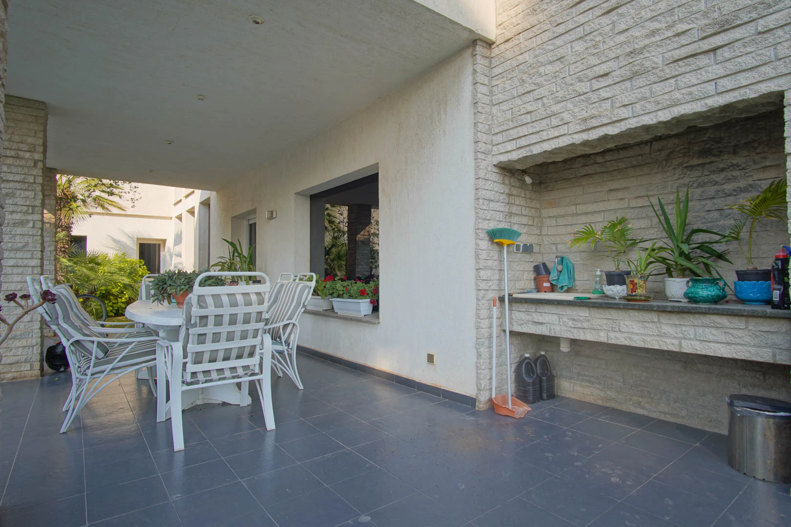 Villa con piscina a la venta en Denia, con vistas parciales a la montaña y castillo.