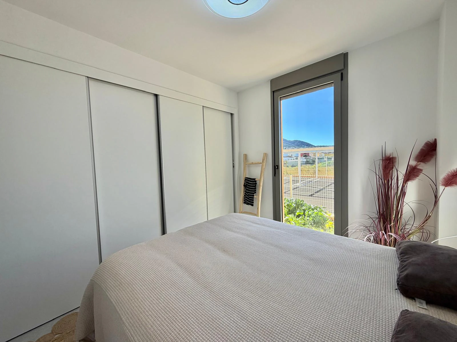 Exclusiva planta baja con 3 dormitorios en venta en Denia a pasos del centro y de comercios