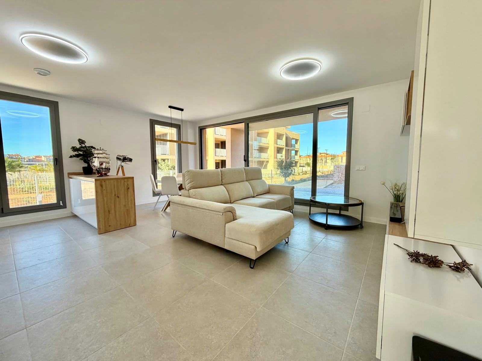 Exclusiva planta baja con 3 dormitorios en venta en Denia a pasos del centro y de comercios