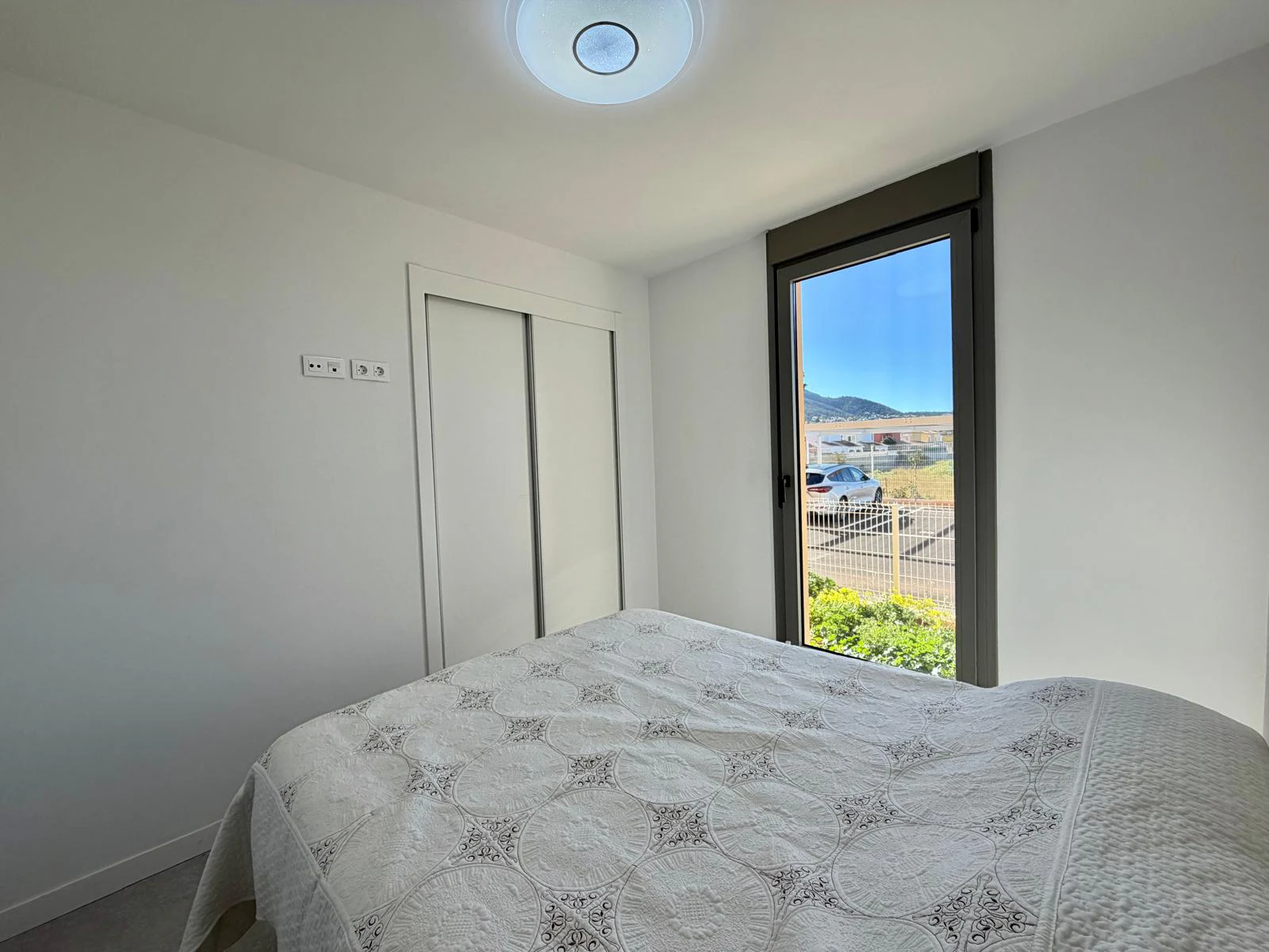 Exclusiva planta baja con 3 dormitorios en venta en Denia a pasos del centro y de comercios