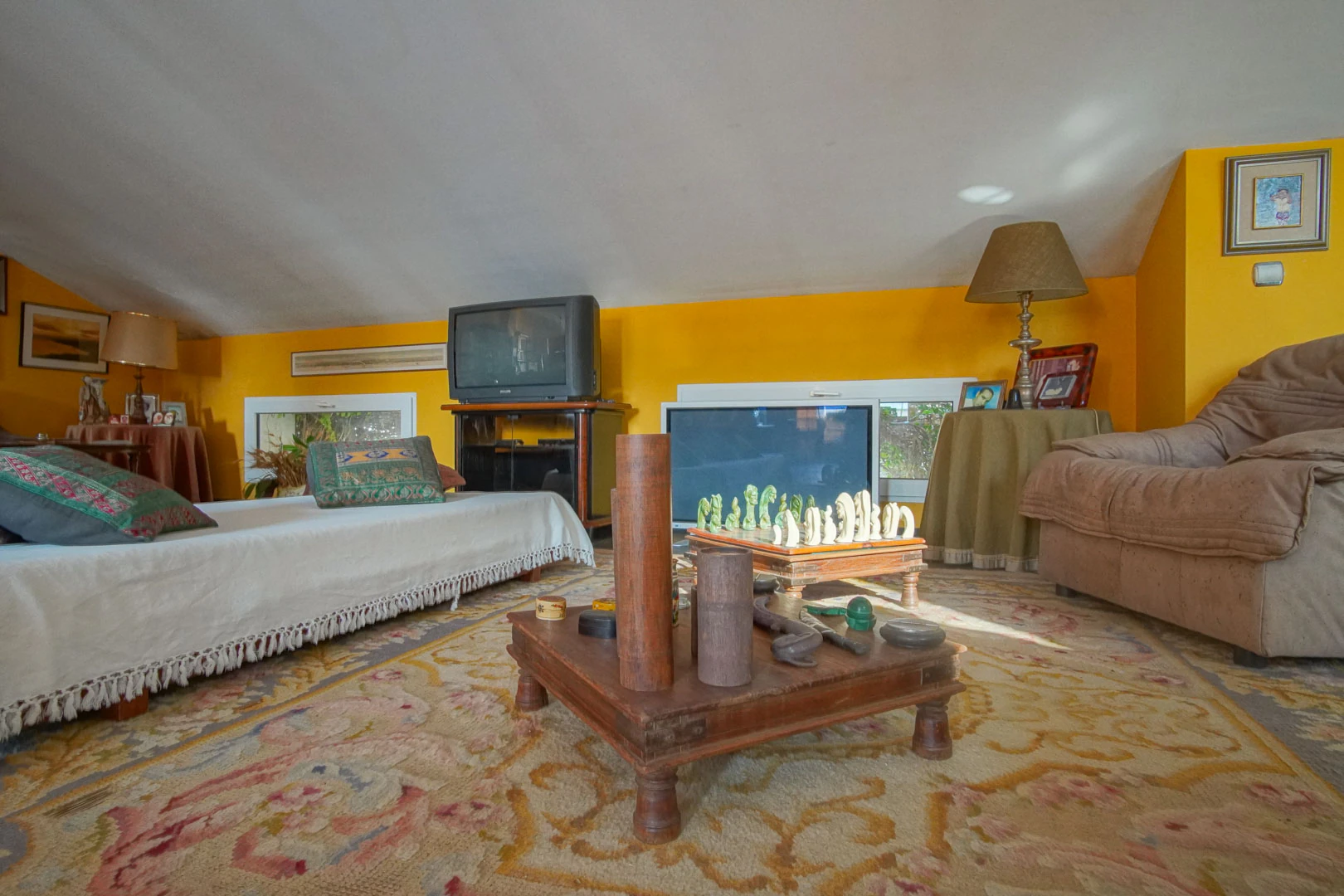 Villa con piscina a la venta en Denia, con vistas parciales a la montaña y castillo.