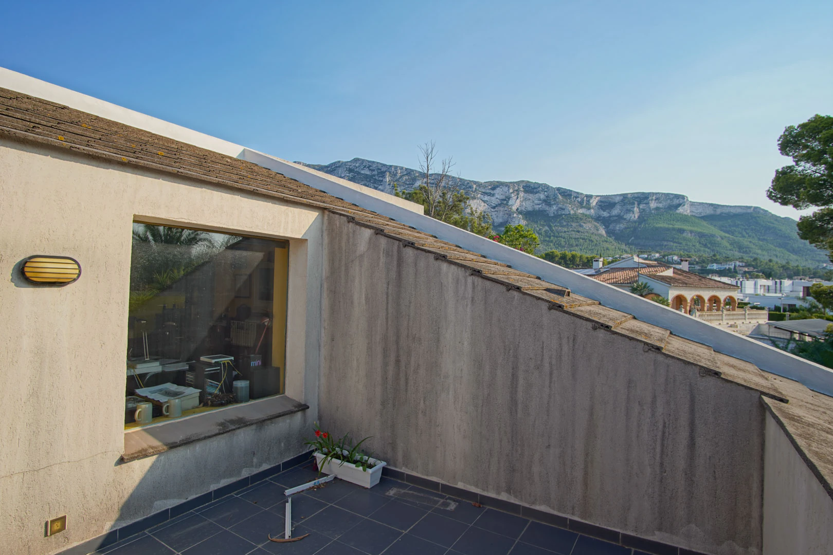 Villa con piscina a la venta en Denia, con vistas parciales a la montaña y castillo.