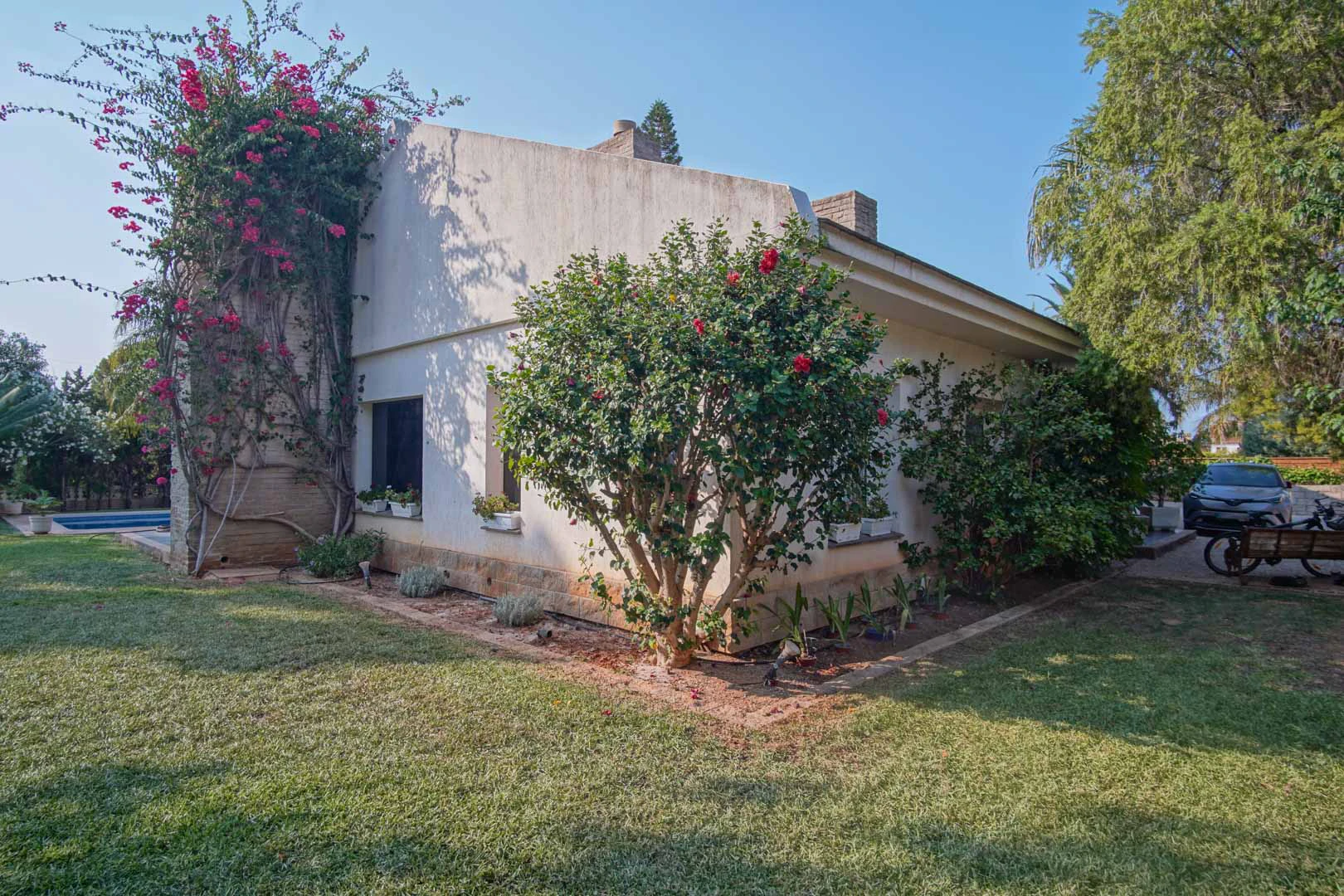 Villa con piscina a la venta en Denia, con vistas parciales a la montaña y castillo.