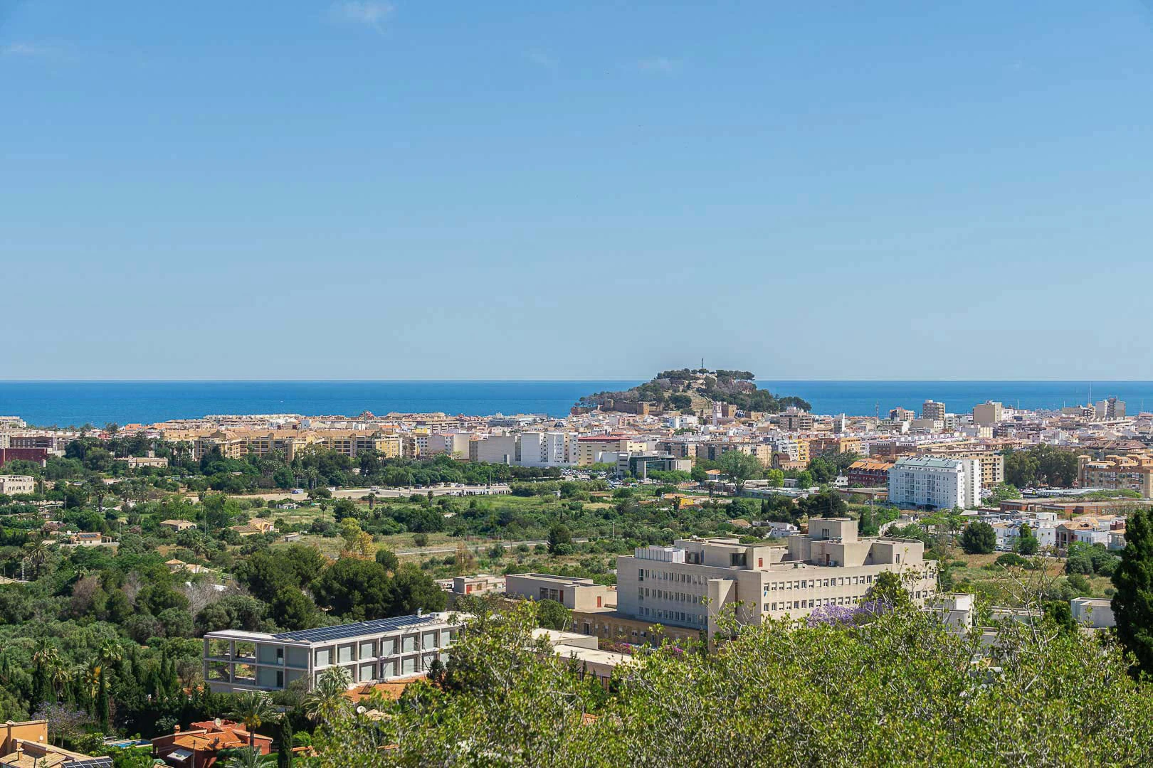 Villa con piscina a la venta en Denia, con vistas parciales a la montaña y castillo.
