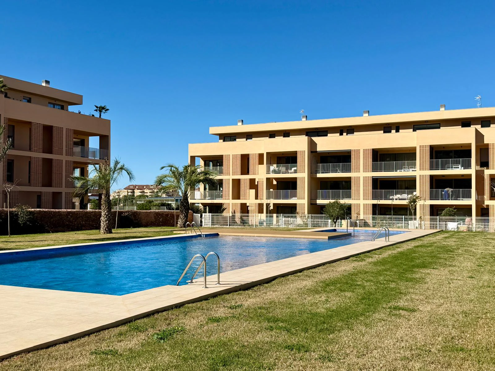 Exclusiva planta baja con 3 dormitorios en venta en Denia a pasos del centro y de comercios