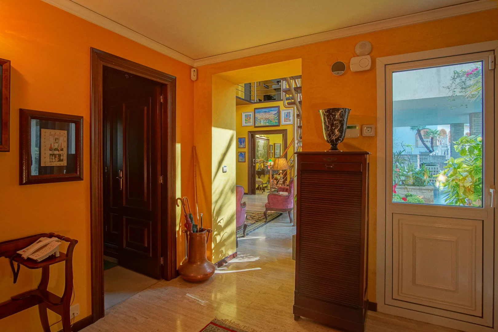 Villa con piscina a la venta en Denia, con vistas parciales a la montaña y castillo.