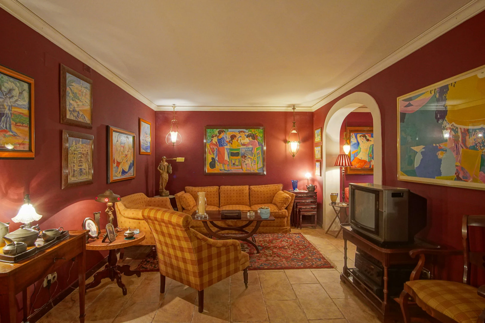 Villa con piscina a la venta en Denia, con vistas parciales a la montaña y castillo.