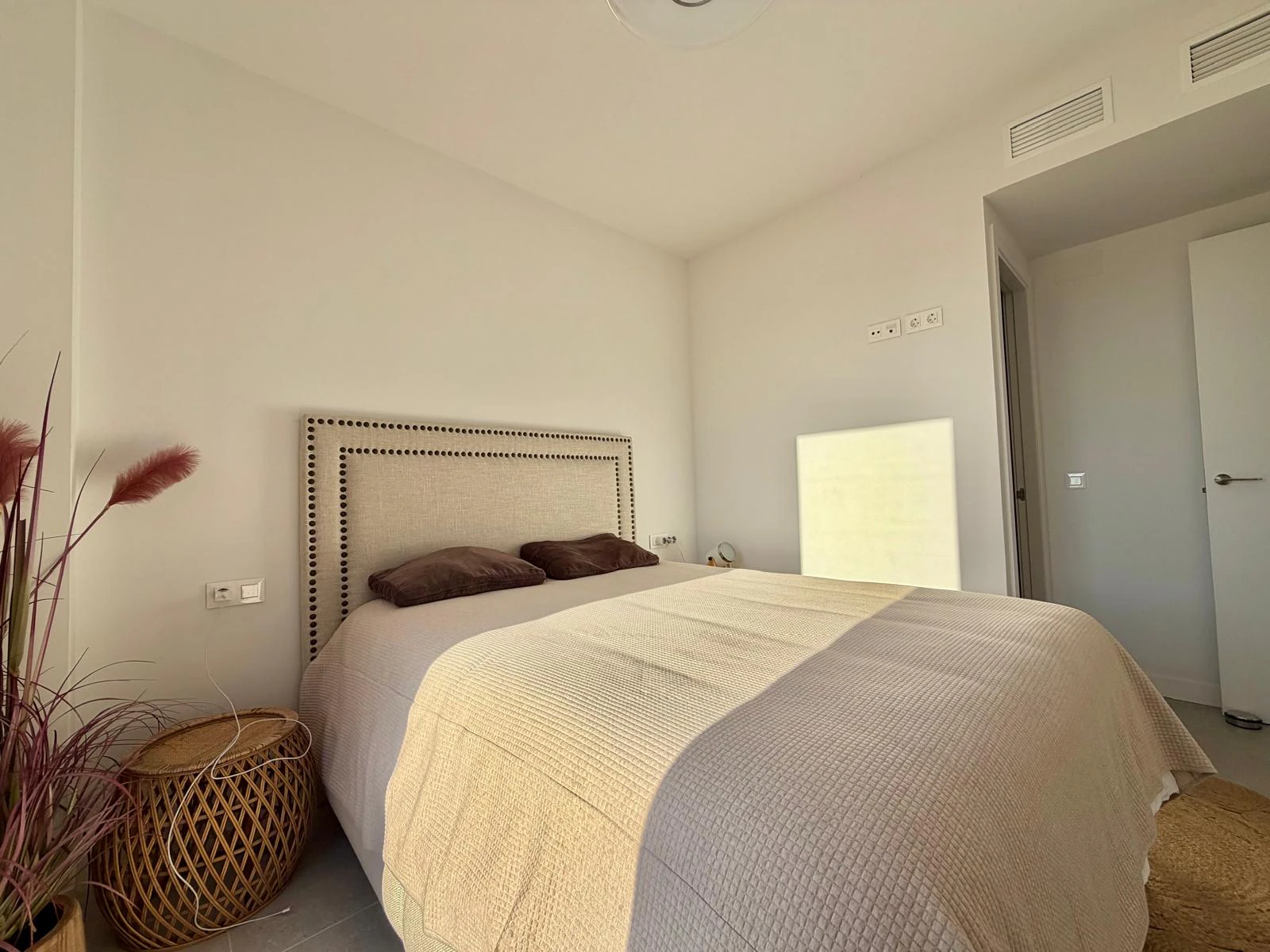 Exclusiva planta baja con 3 dormitorios en venta en Denia a pasos del centro y de comercios
