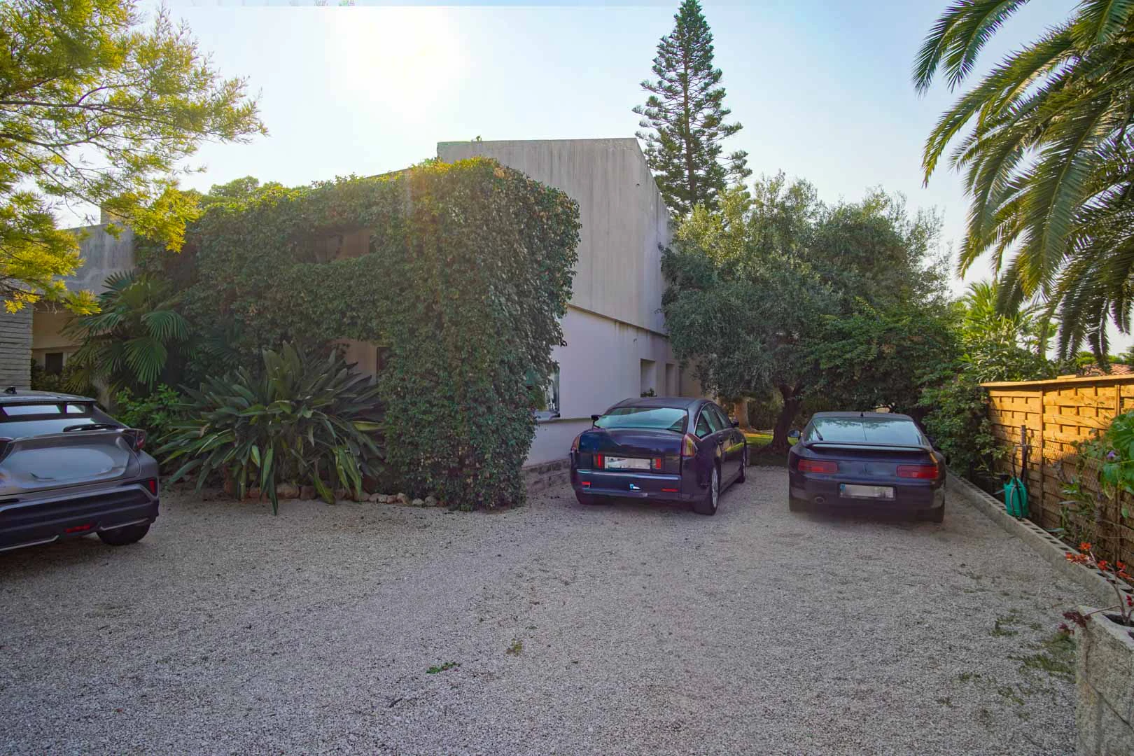 Villa con piscina a la venta en Denia, con vistas parciales a la montaña y castillo.