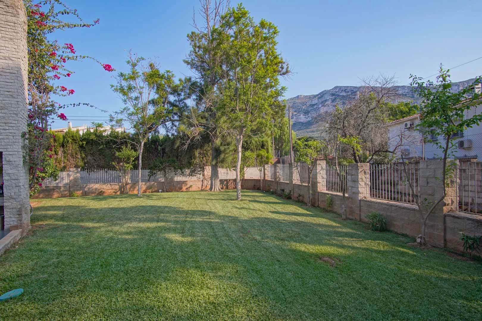 Villa con piscina a la venta en Denia, con vistas parciales a la montaña y castillo.