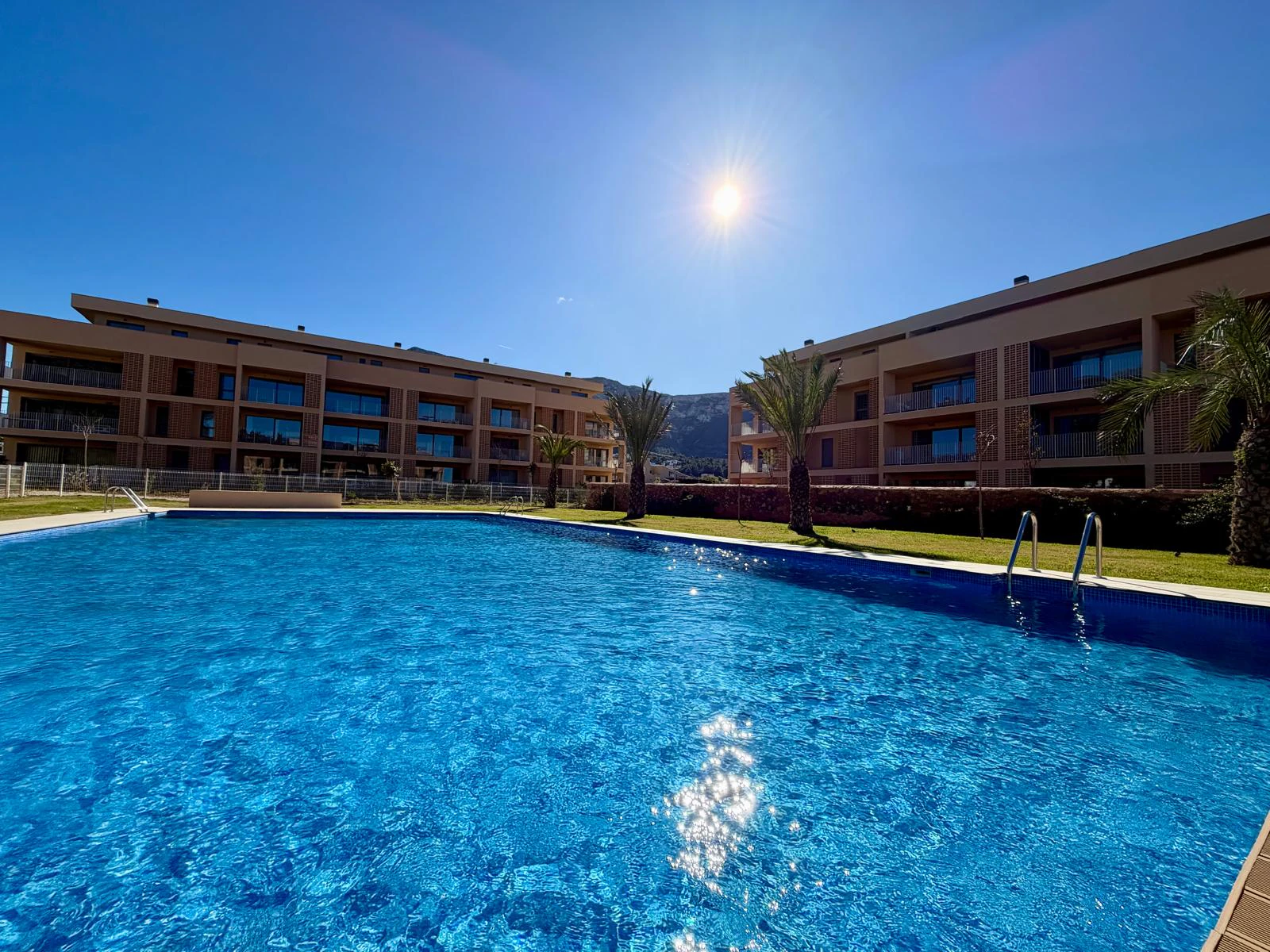 Exclusiva planta baja con 3 dormitorios en venta en Denia a pasos del centro y de comercios