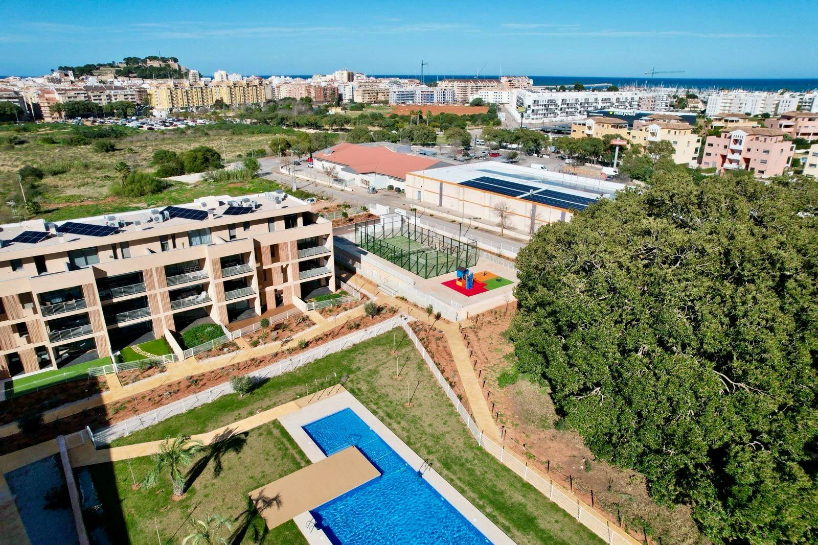 Exclusiva planta baja con 3 dormitorios en venta en Denia a pasos del centro y de comercios