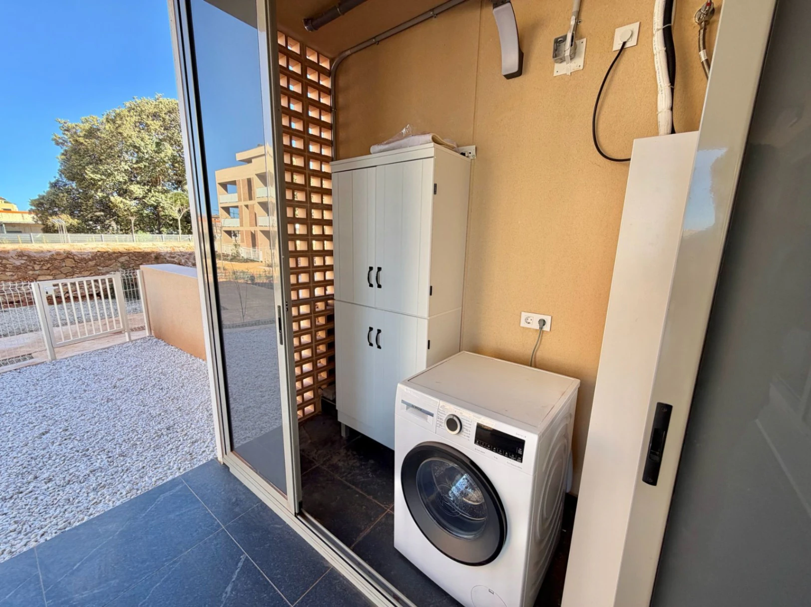 Exclusiva planta baja con 3 dormitorios en venta en Denia a pasos del centro y de comercios