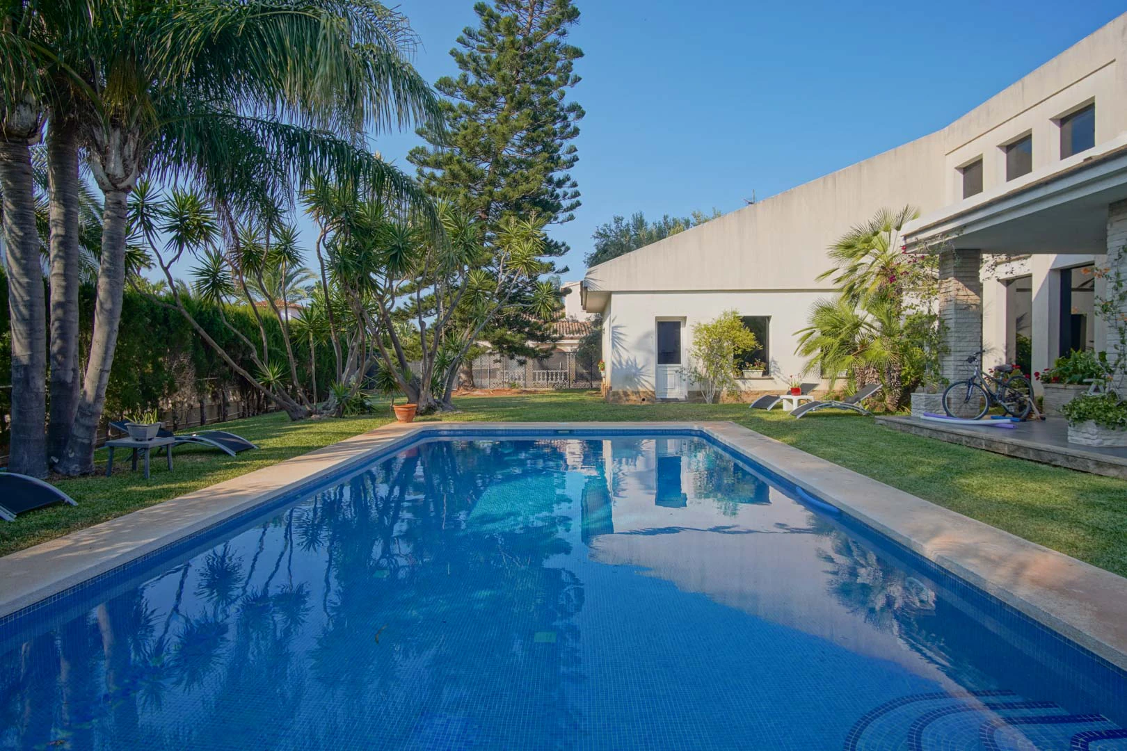 Villa con piscina a la venta en Denia, con vistas parciales a la montaña y castillo.