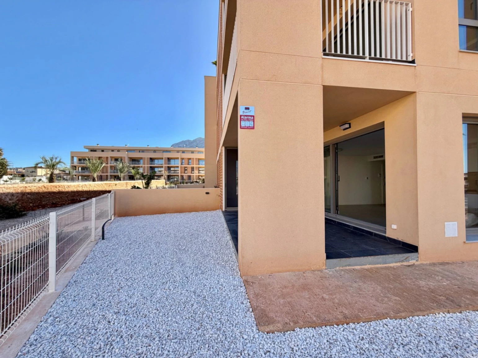 Exclusiva planta baja con 3 dormitorios en venta en Denia a pasos del centro y de comercios