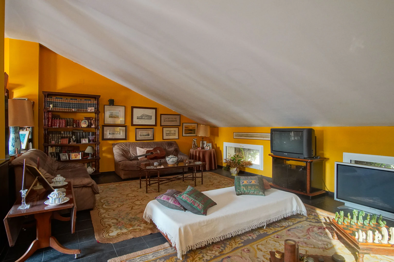 Villa con piscina a la venta en Denia, con vistas parciales a la montaña y castillo.