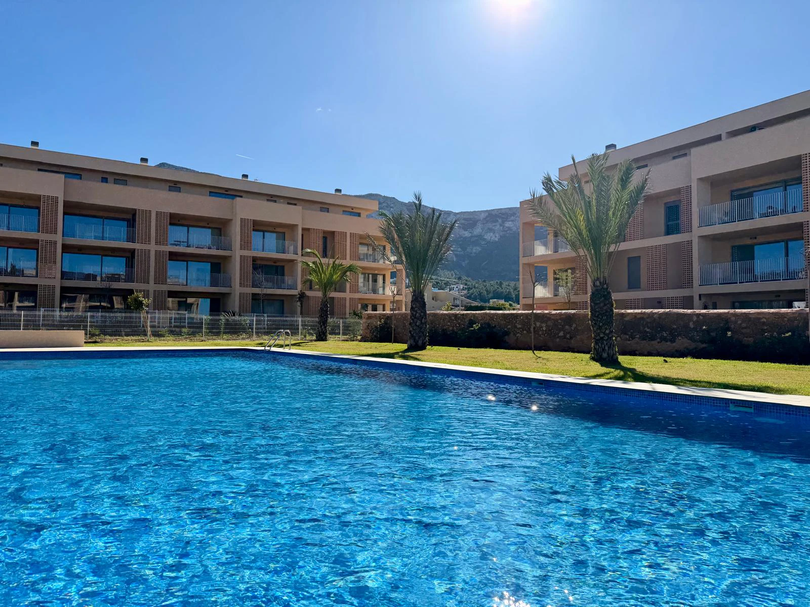 Exclusiva planta baja con 3 dormitorios en venta en Denia a pasos del centro y de comercios