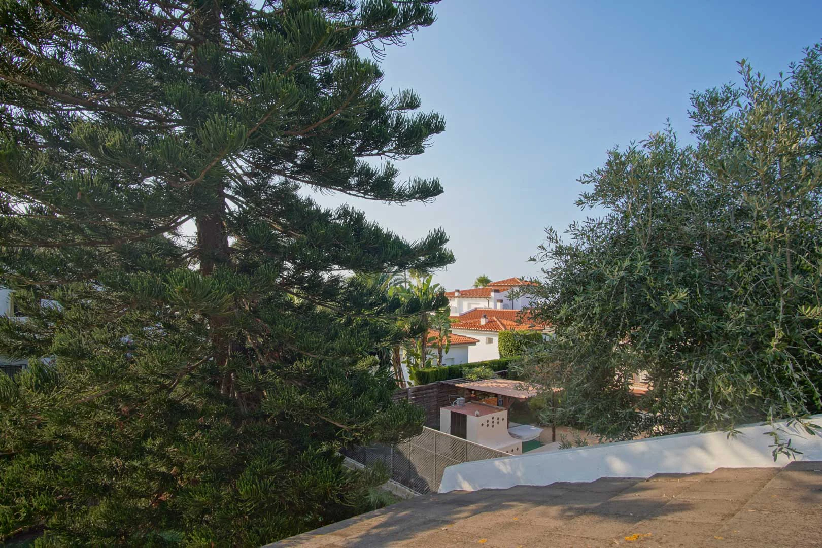 Villa con piscina a la venta en Denia, con vistas parciales a la montaña y castillo.