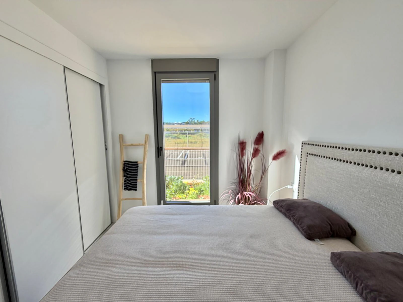Exclusiva planta baja con 3 dormitorios en venta en Denia a pasos del centro y de comercios