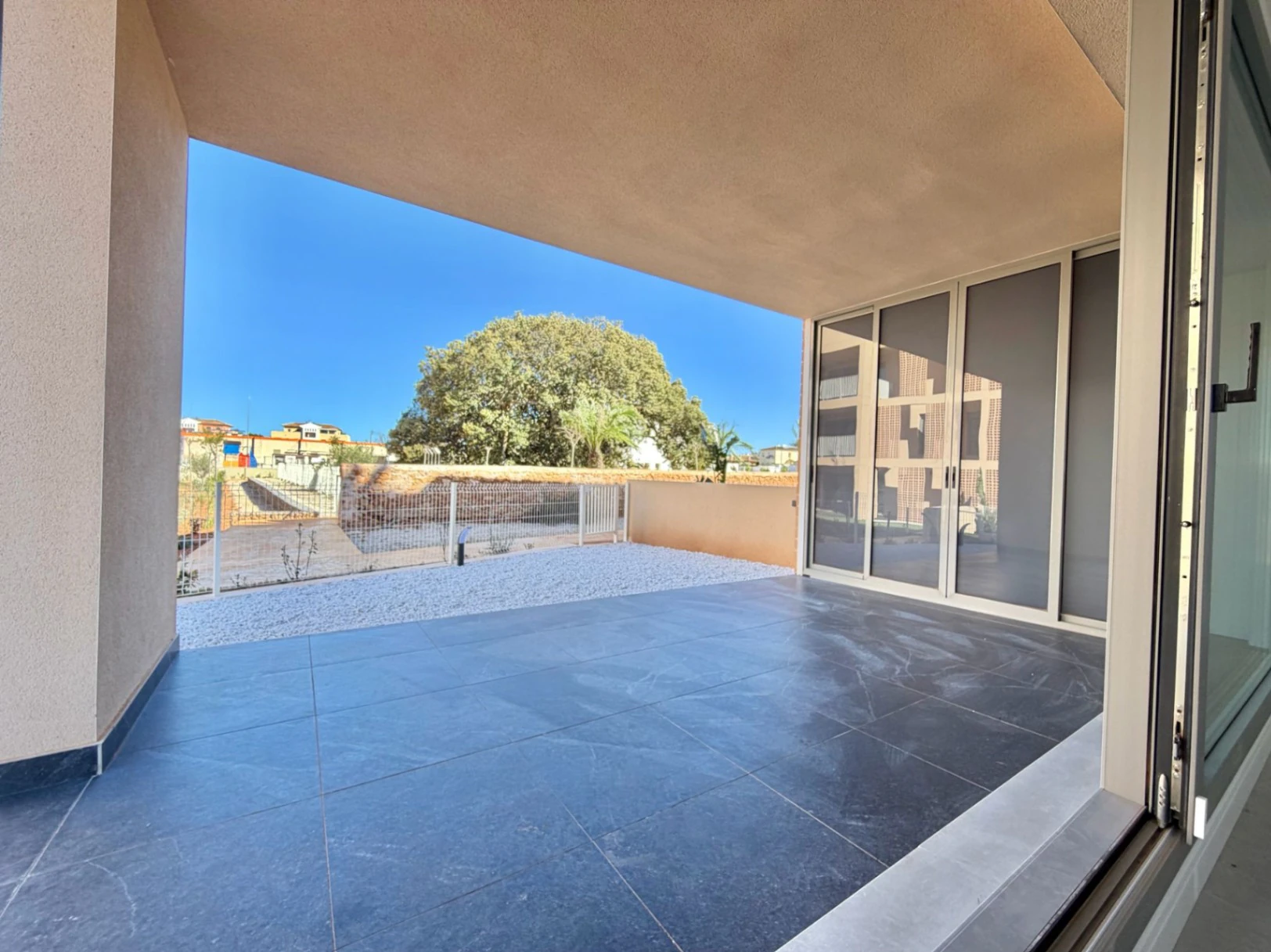 Exclusiva planta baja con 3 dormitorios en venta en Denia a pasos del centro y de comercios