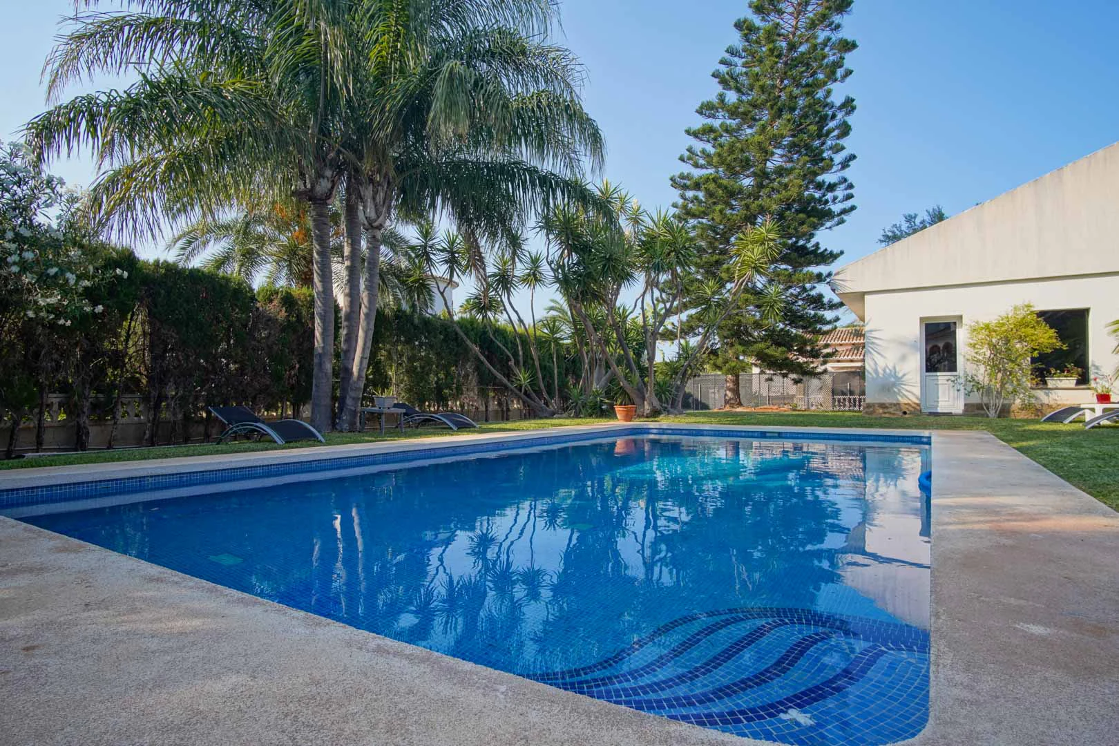 Villa con piscina a la venta en Denia, con vistas parciales a la montaña y castillo.