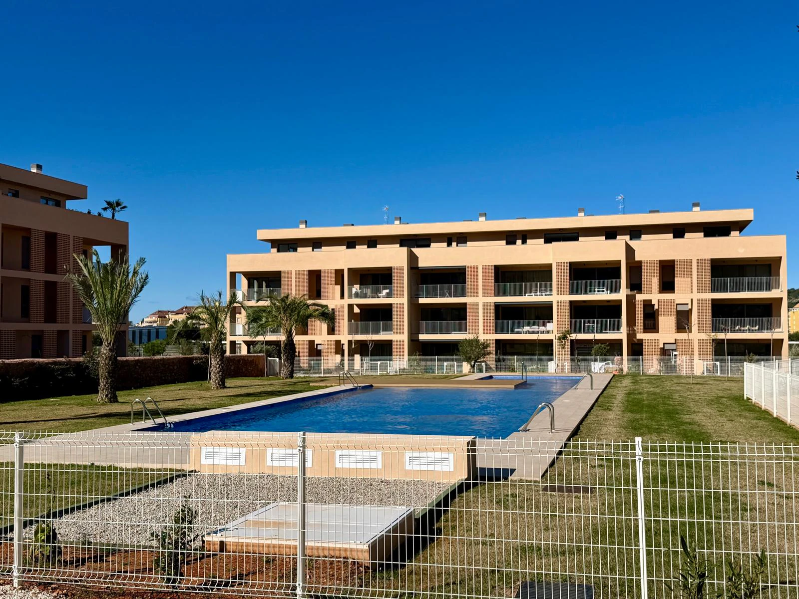 Exclusiva planta baja con 3 dormitorios en venta en Denia a pasos del centro y de comercios