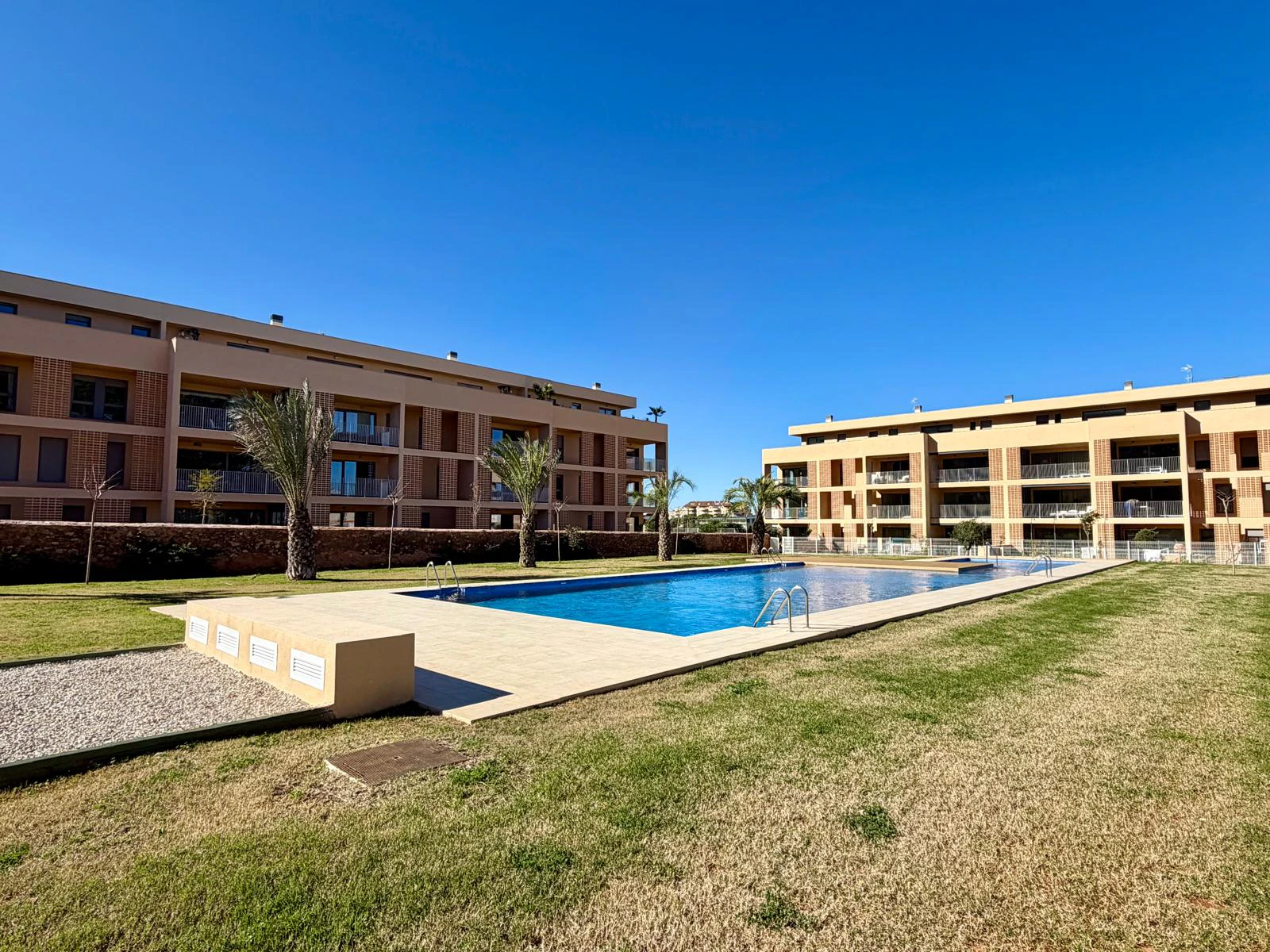 Exclusiva planta baja con 3 dormitorios en venta en Denia a pasos del centro y de comercios