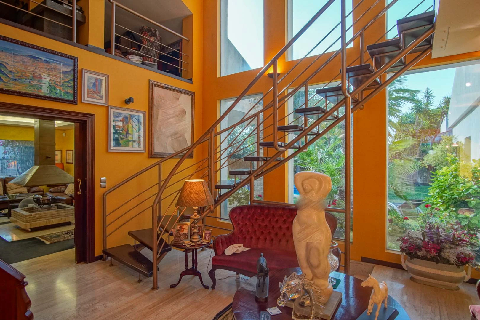 Villa con piscina a la venta en Denia, con vistas parciales a la montaña y castillo.