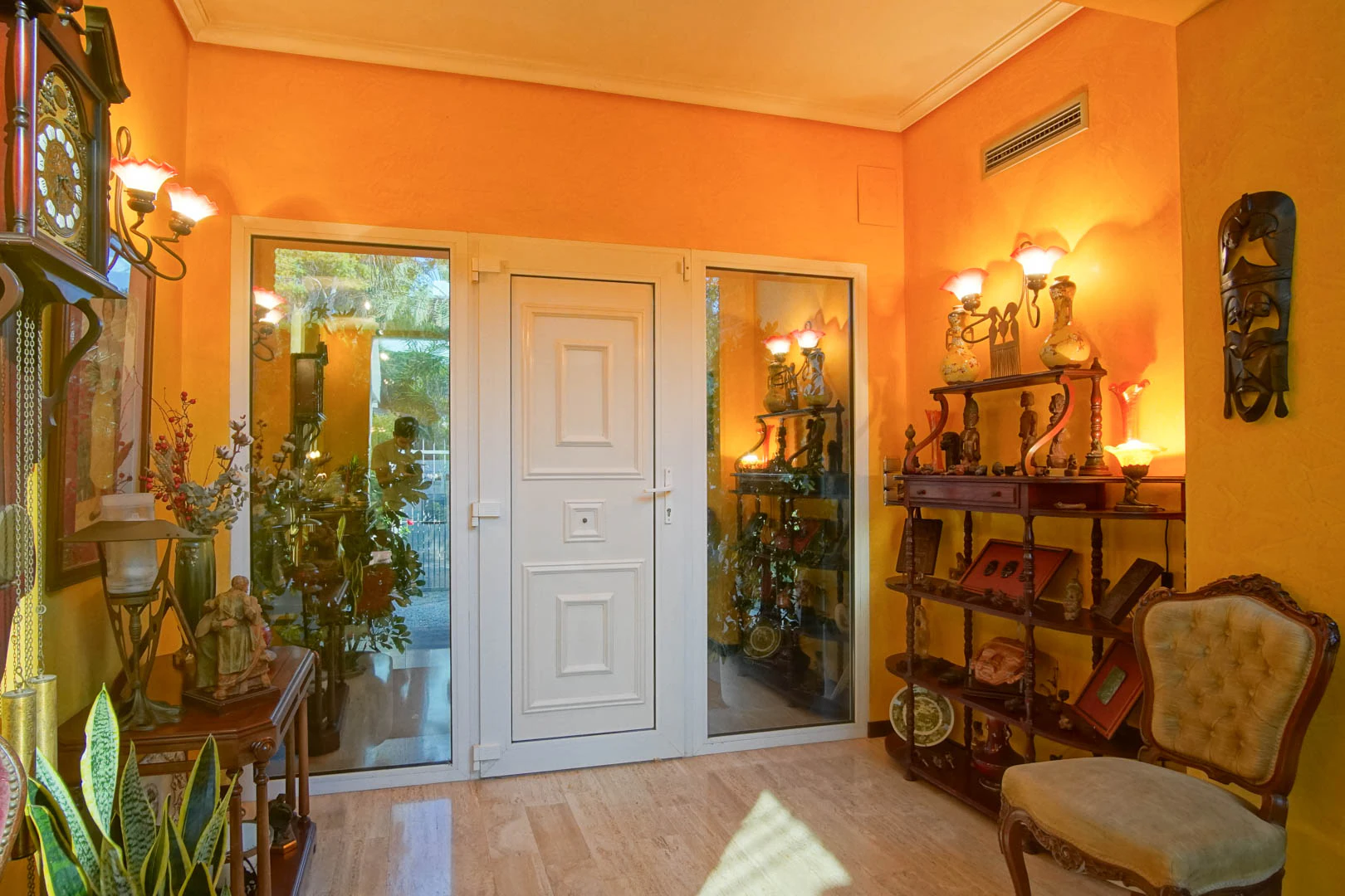 Villa con piscina a la venta en Denia, con vistas parciales a la montaña y castillo.