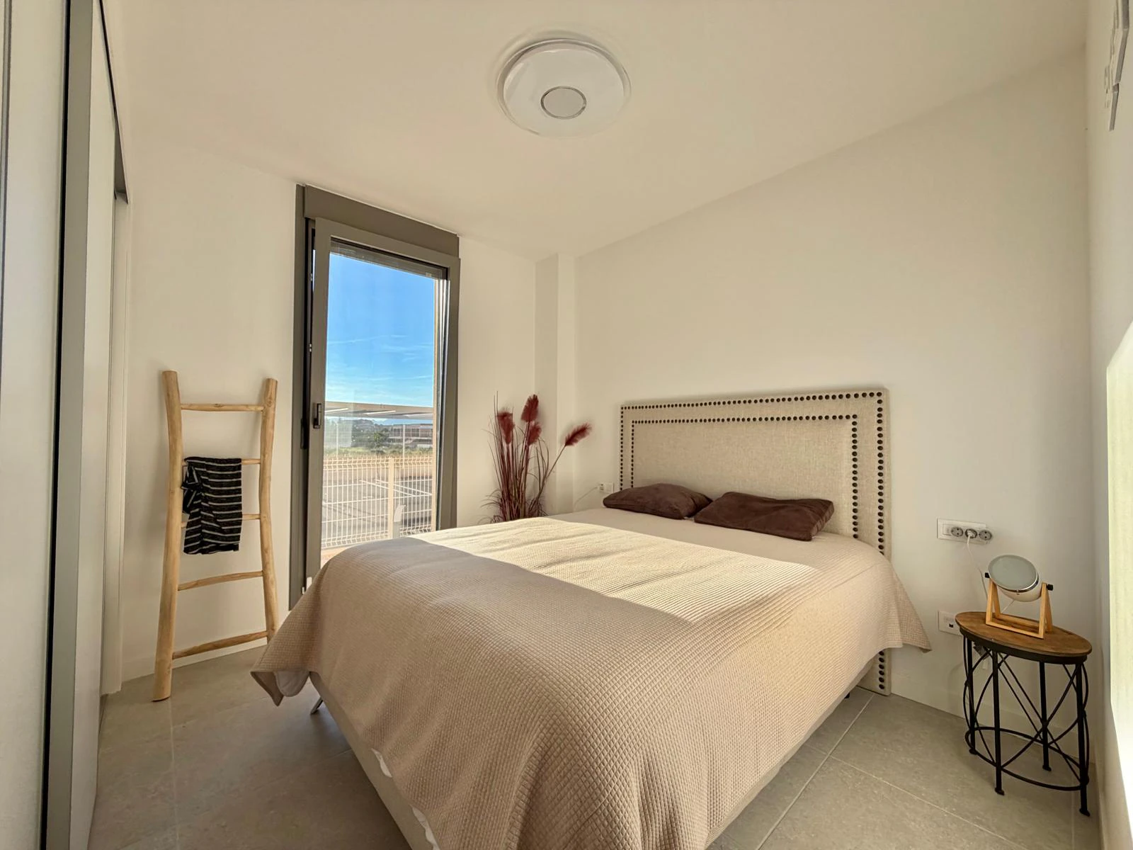 Exclusiva planta baja con 3 dormitorios en venta en Denia a pasos del centro y de comercios