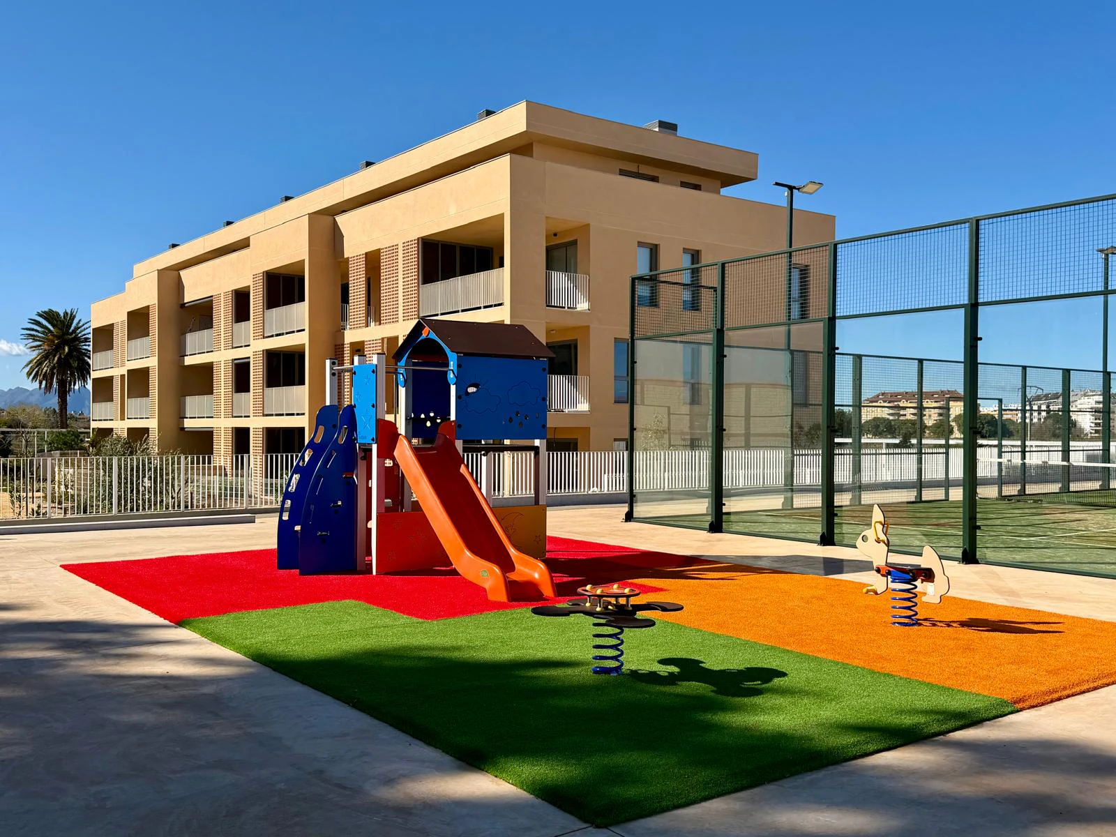 Exclusiva planta baja con 3 dormitorios en venta en Denia a pasos del centro y de comercios