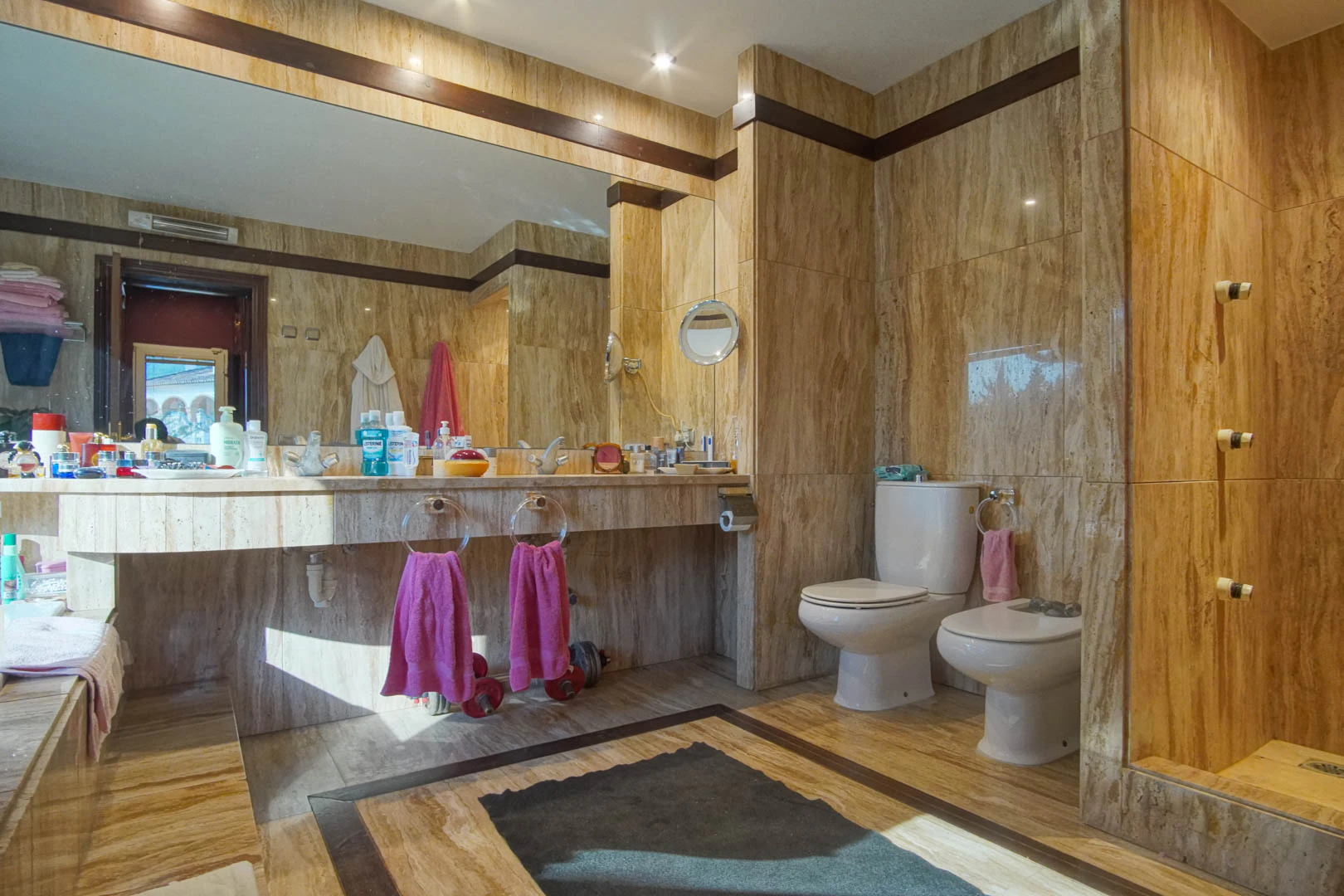 Villa con piscina a la venta en Denia, con vistas parciales a la montaña y castillo.