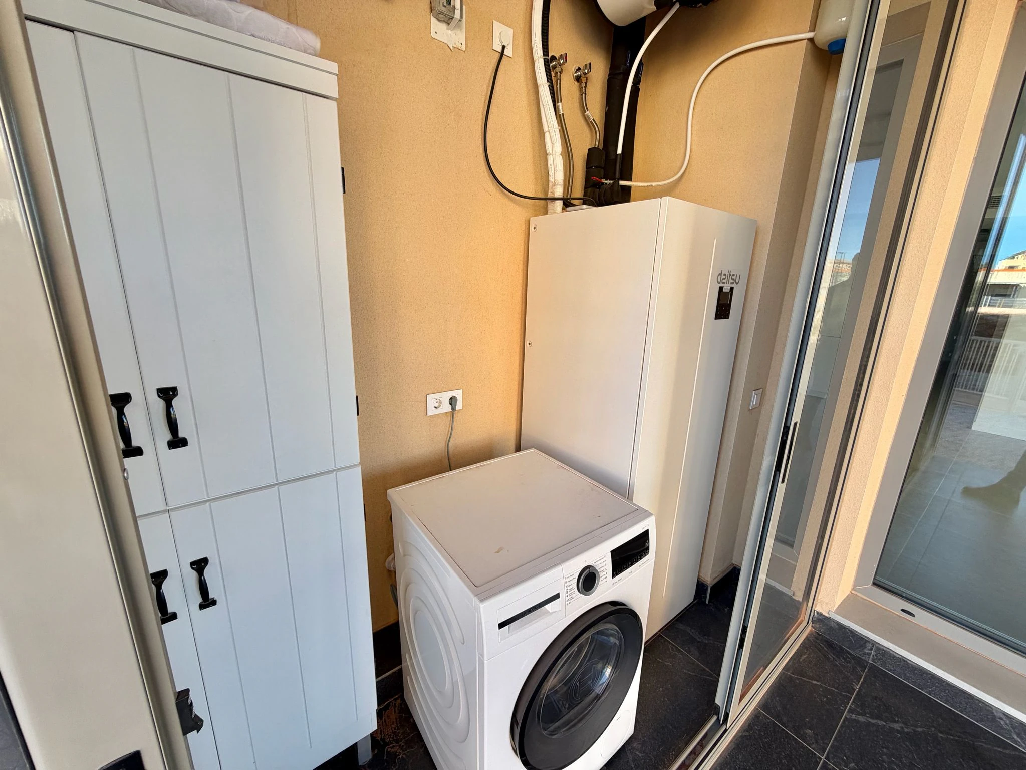 Exclusiva planta baja con 3 dormitorios en venta en Denia a pasos del centro y de comercios