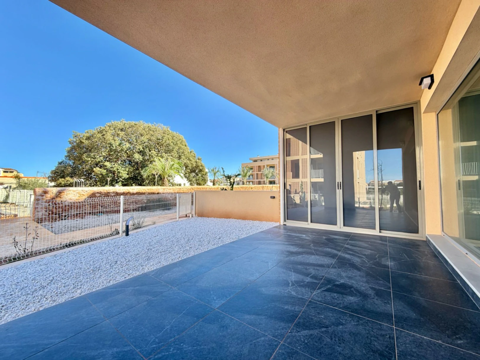 Exclusiva planta baja con 3 dormitorios en venta en Denia a pasos del centro y de comercios