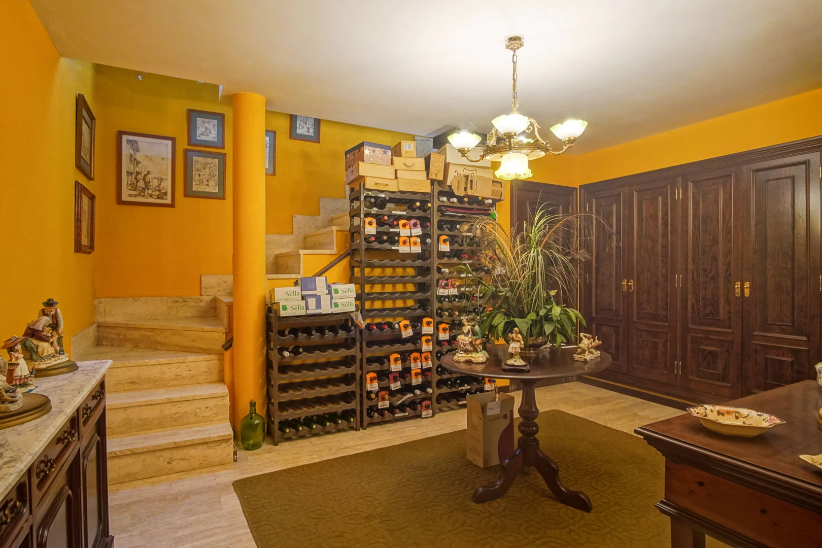 Villa con piscina a la venta en Denia, con vistas parciales a la montaña y castillo.