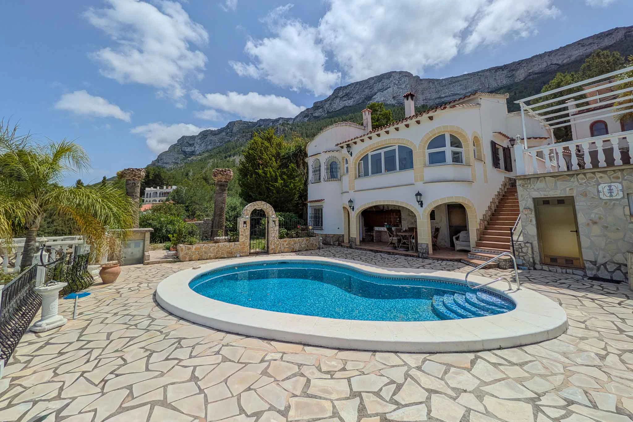 Exclusiva vivienda con piscina y vistas panorámicas al Montgó