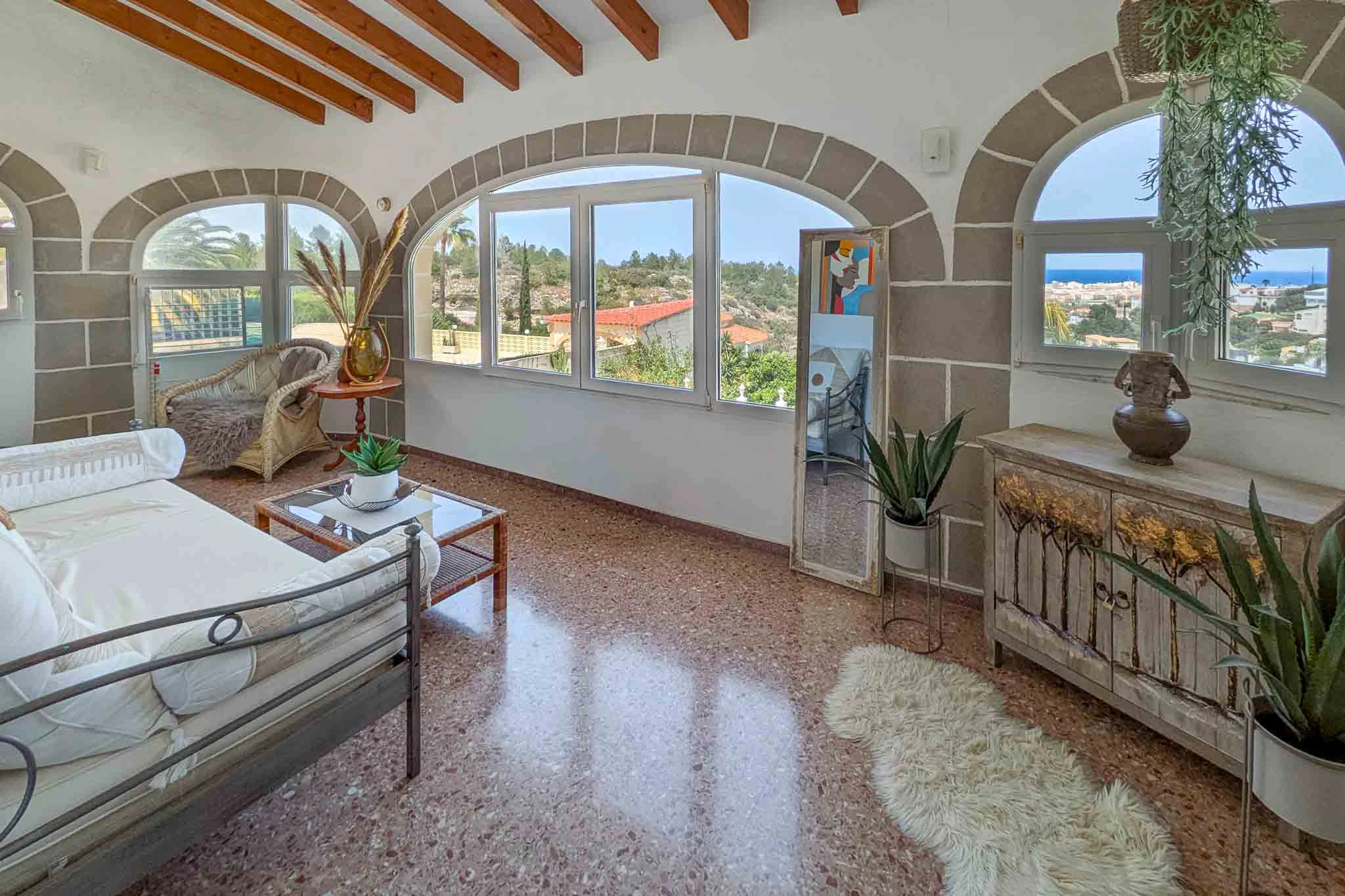 Exclusiva vivienda con piscina y vistas panorámicas al Montgó