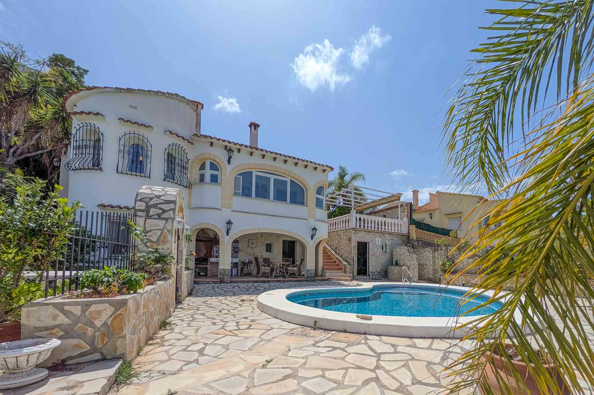 Exclusiva vivienda con piscina y vistas panorámicas al Montgó