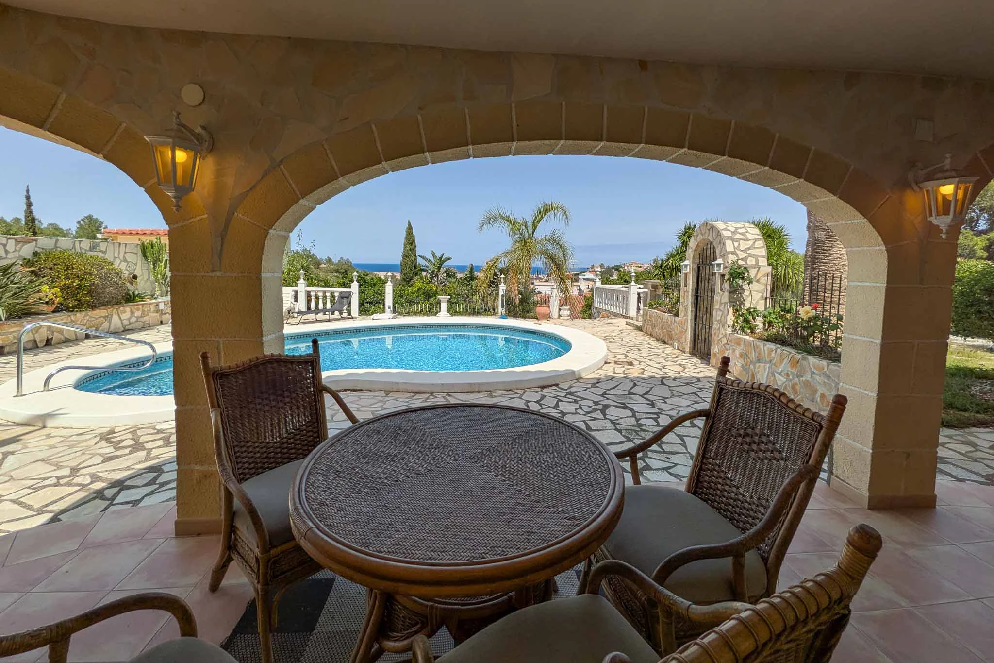 Exclusiva vivienda con piscina y vistas panorámicas al Montgó